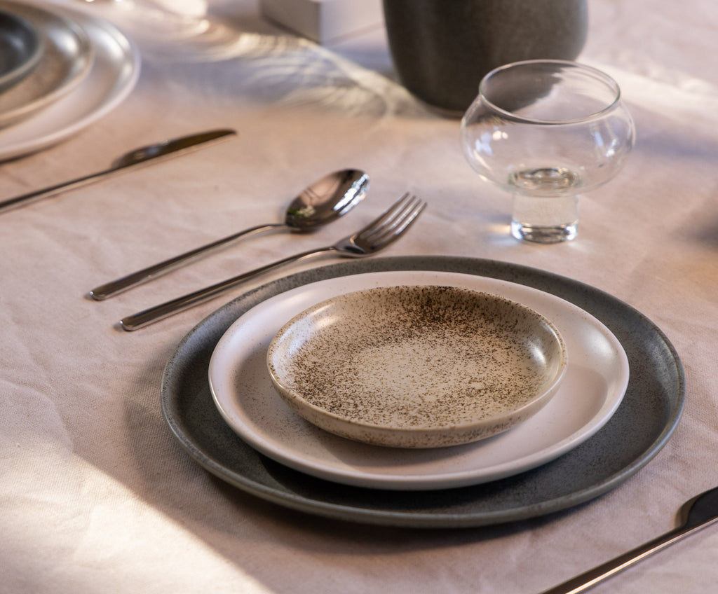 HAAND Hestia 7-Piece Dinner Setting – Handcrafted Porcelain Dinnerware Set