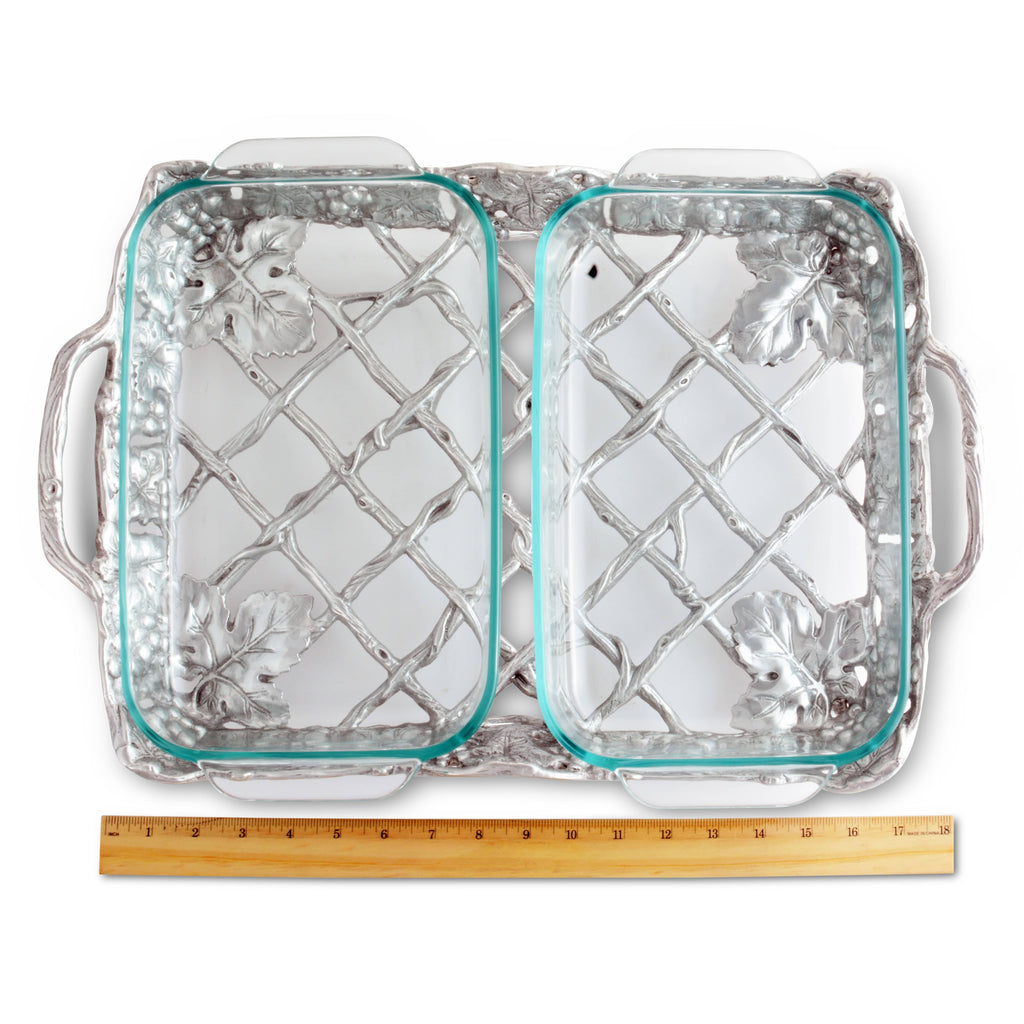 Sculpted Grape Pyrex Holder 2-Qt | Refined Baking Presentation