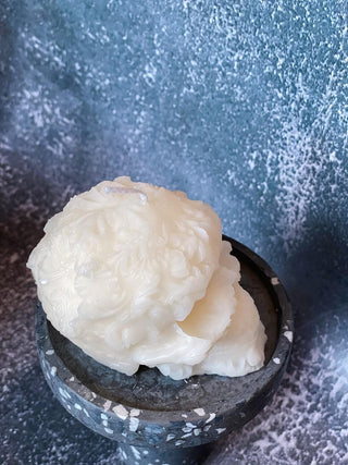 Handmade Skull Candle with Floral Details – Custom Colors & Scents for a Unique Touch