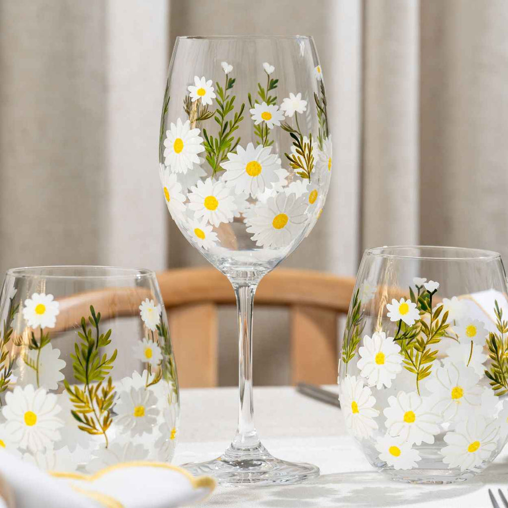 Hand-Painted Daisy Wine Glasses – Set of 2